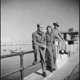 Gli Alleati arrivarono a Bari a partire dal 18 settembre 1943. Gli ufficiali britannici si stabilirono nel circolo canottieri Barion e nell�Albergo delle Nazioni, all�epoca ancora chiamato Albergo Imperiale. Il primo edificio si intravede in uno scatto di Kaye che immortala tre marinai inglesi sul Molo San Nicola... 

(F. Alexander Turnbull Library, Welligton, NZ. Ref. DA-04514-F)